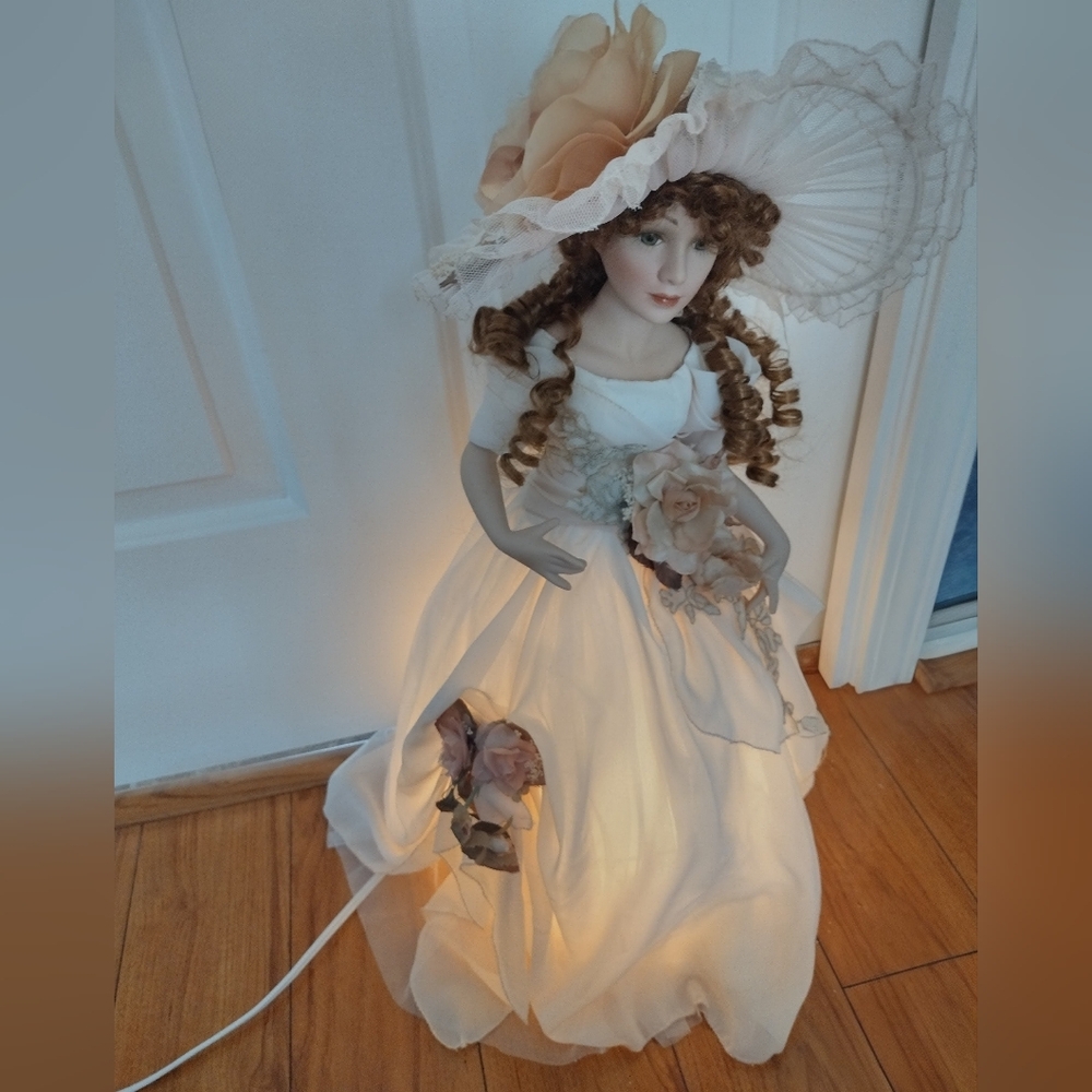 I named her AVA=CLEAN vintage Beautiful porcelain lamp can remove her hat